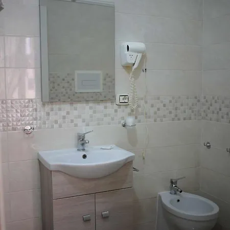 Queen 20 Luxury Duomo فندق مبيت وإفطار نابولي