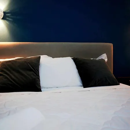 Queen 20 Luxury Duomo نابولي