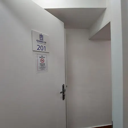 Queen 20 Luxury Duomo לינה וארוחת בוקר נאפולי