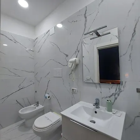 לינה וארוחת בוקר Queen 20 Luxury Duomo נאפולי