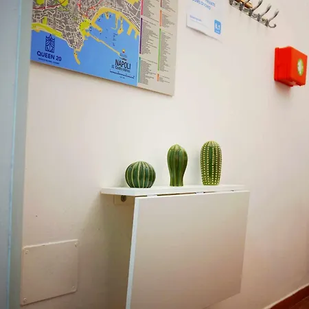 Queen 20 Luxury Duomo לינה וארוחת בוקר נאפולי