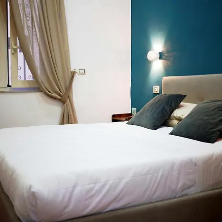 Queen 20 Luxury Duomo 4* Neapel